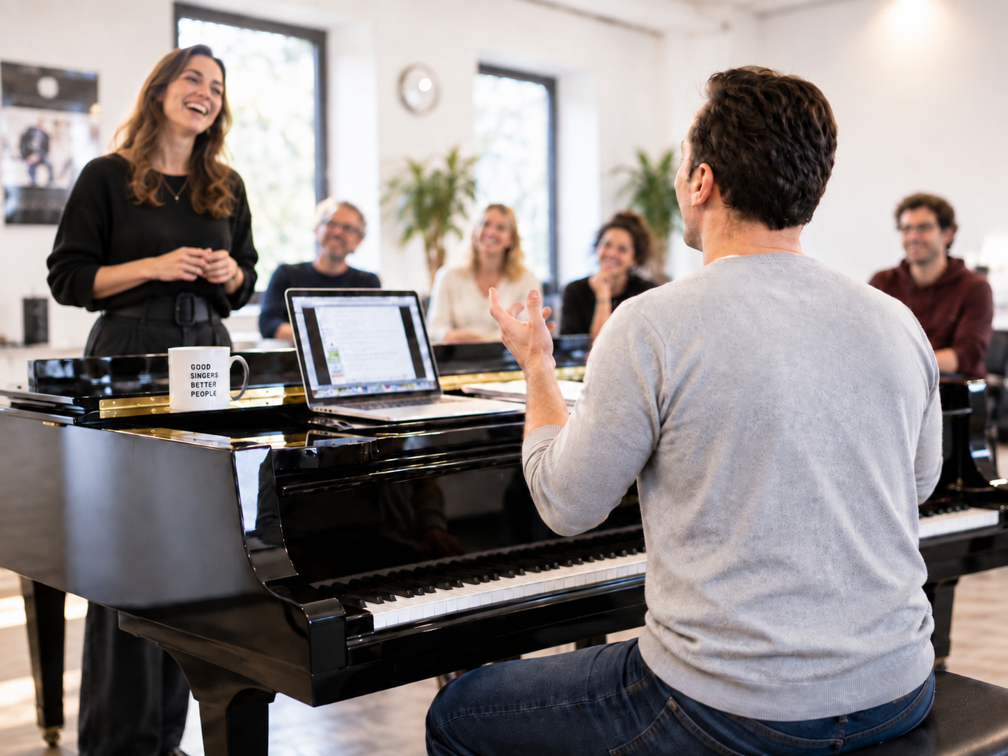 Vocalpower-Gesangsworkshop in Frankfurt: eine Teilnehmerin singt am Flügel, die Gruppe hört zu