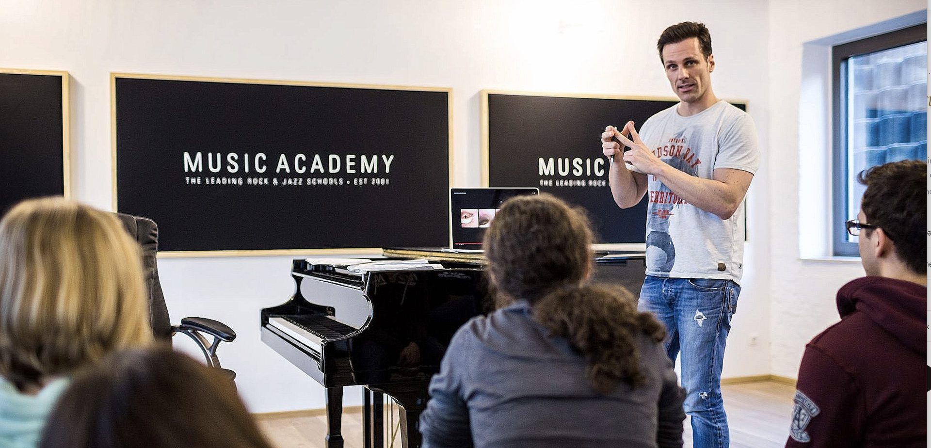 Mischa Züwerink coacht eine Gruppe im Gesangsworkshop