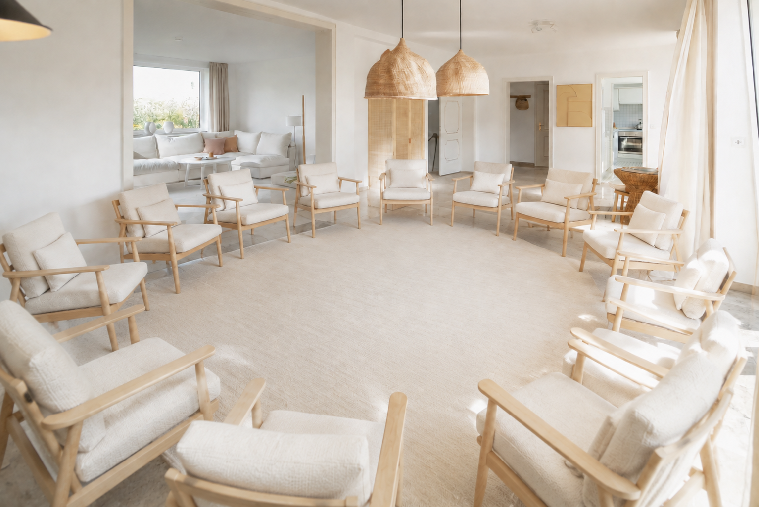 Heller Wohn- und Essbereich der Workshop-Location Freywindeasy 3 auf Norderney