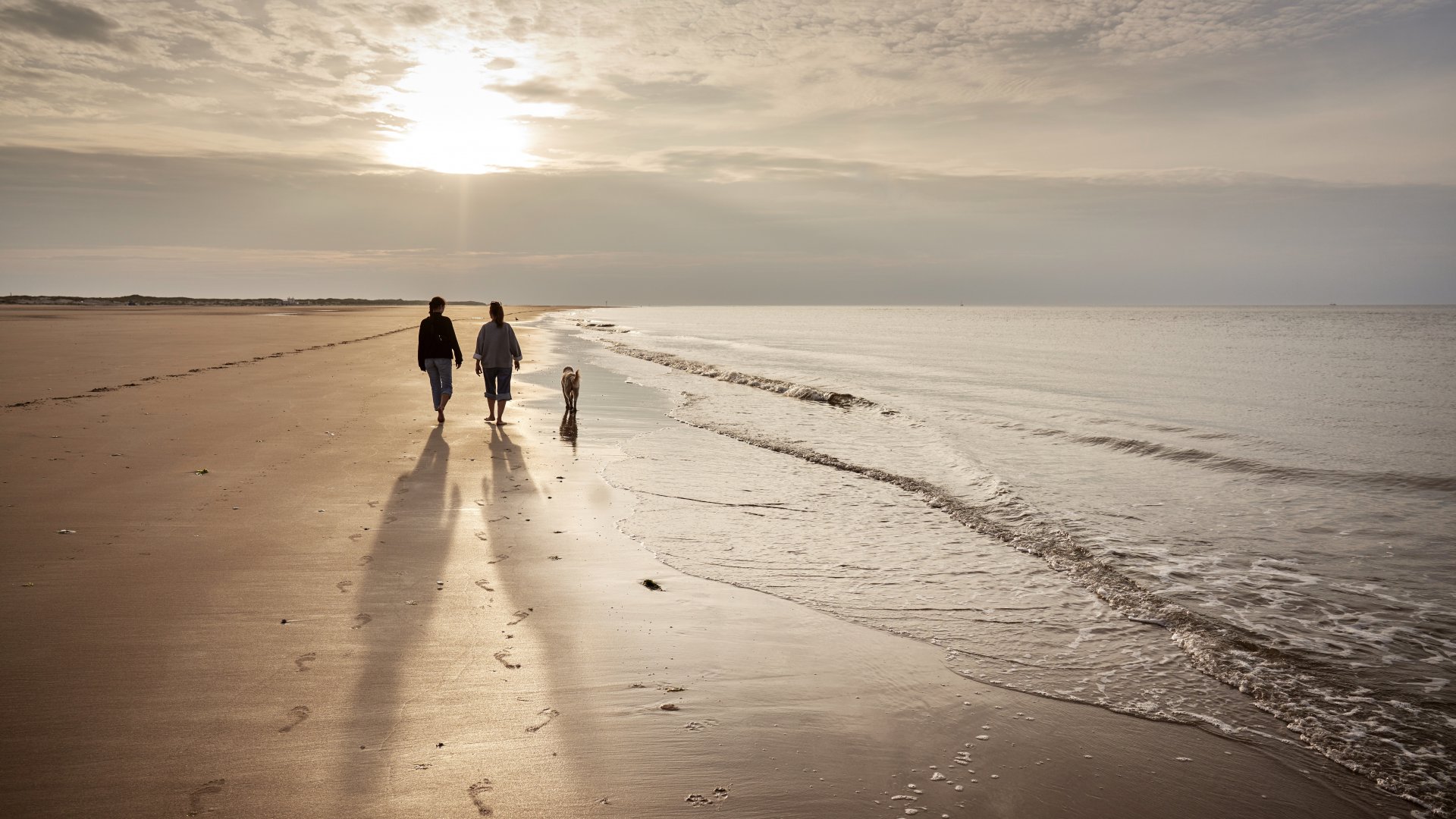 Strandspaziergang bei Sonnenuntergang auf Norderney