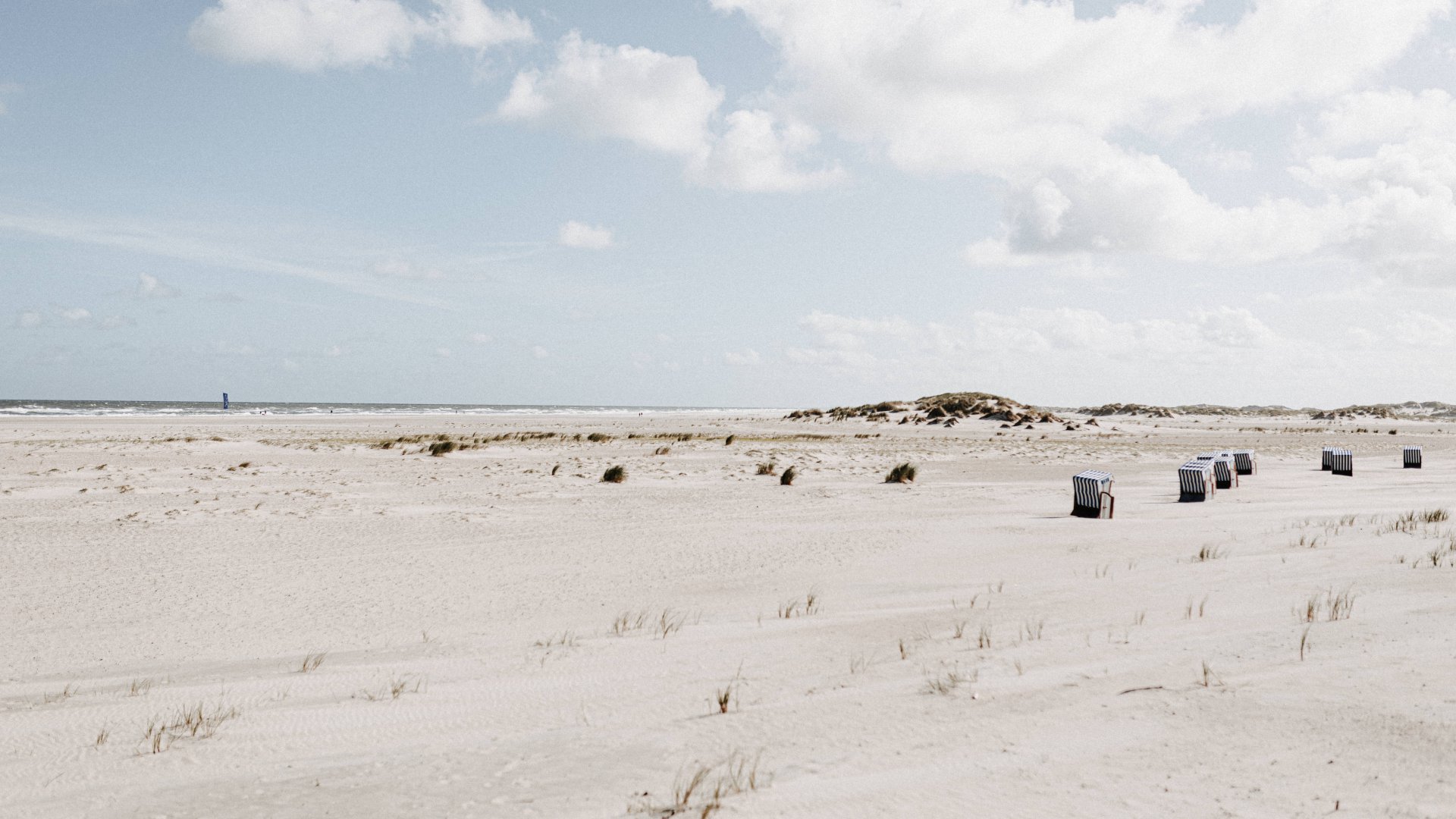 Strandkörbe am weiten Sandstrand von Norderney