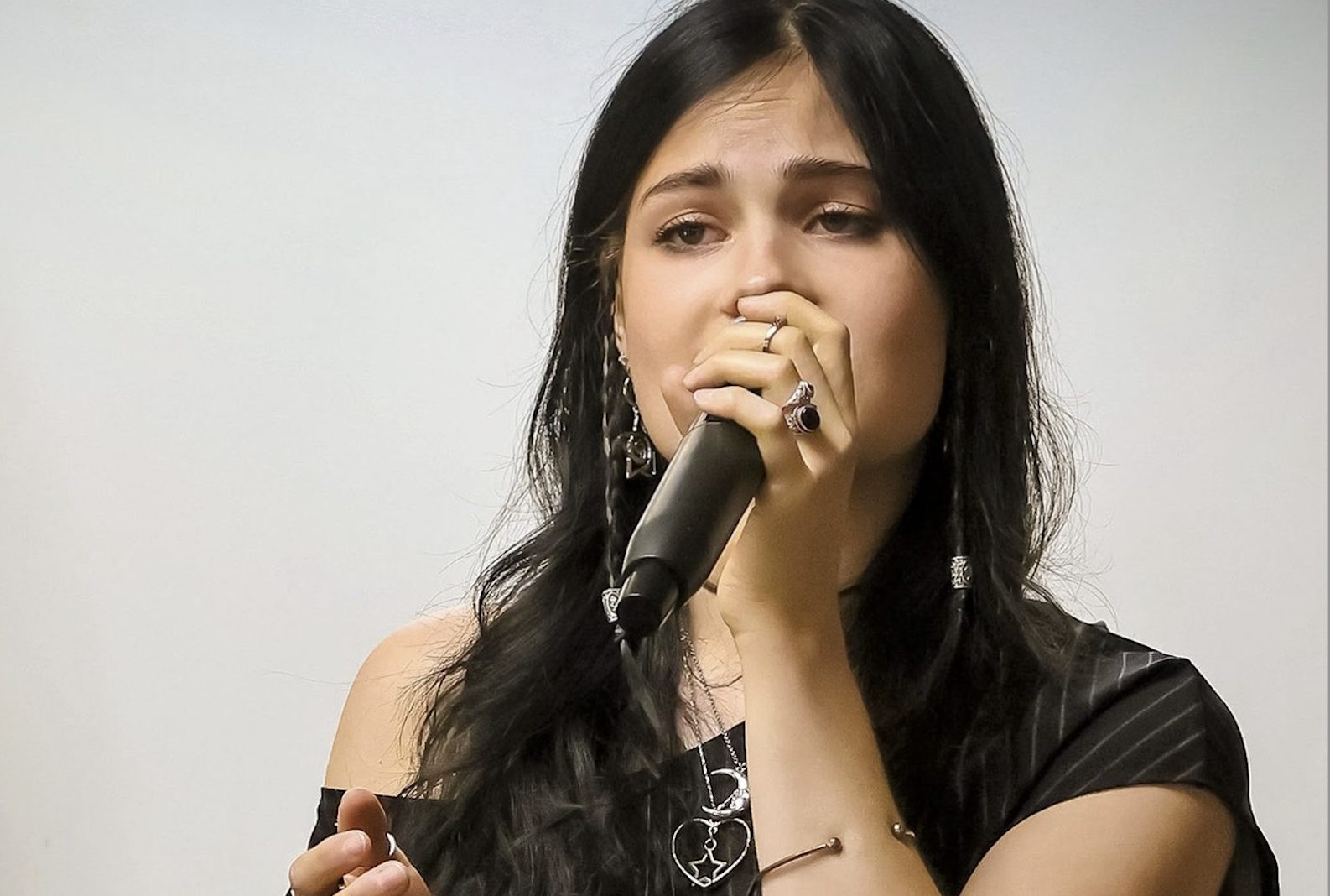 Teilnehmerin singt beim Abschlusskonzert in Roermond