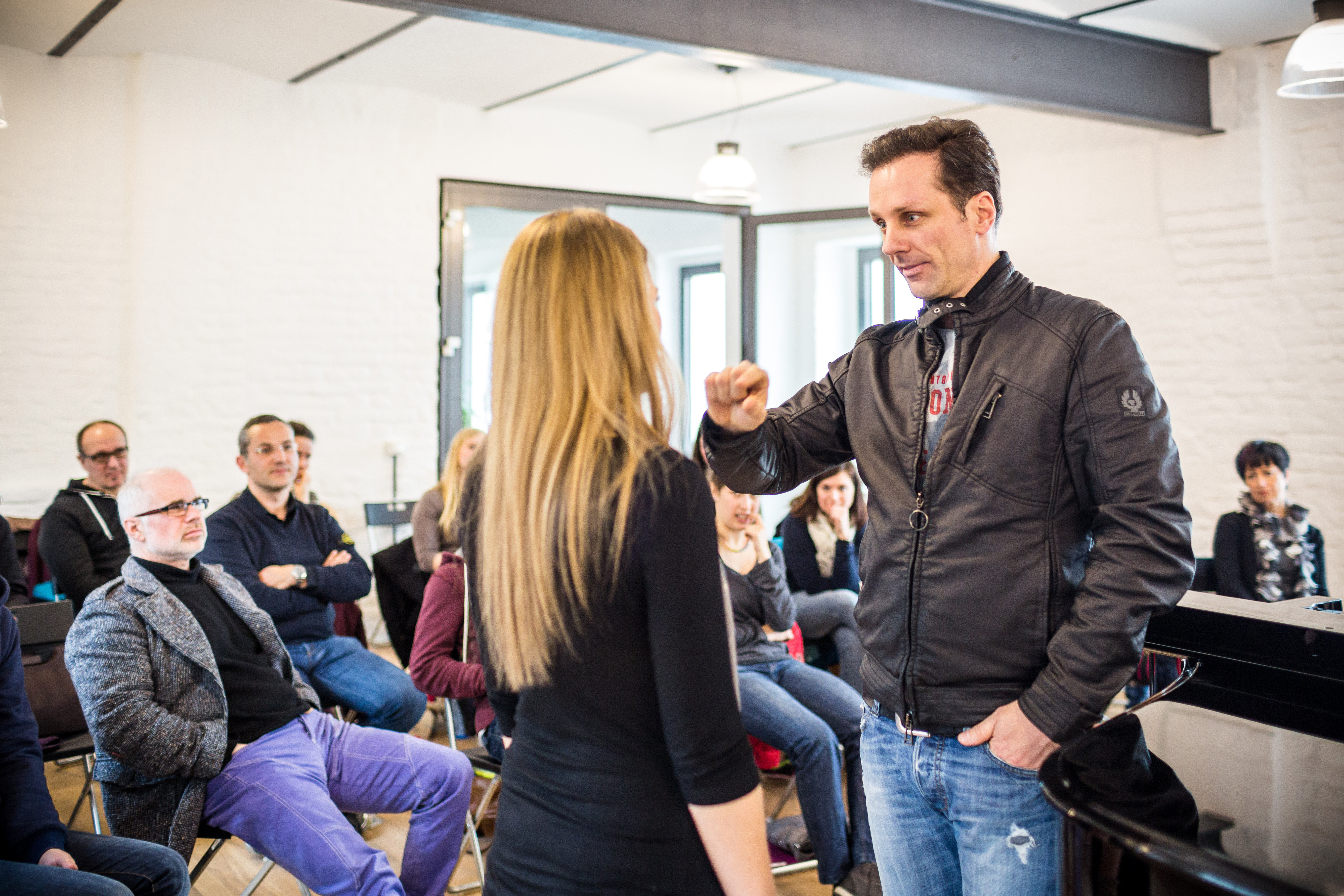 Mischa Züwerink coacht Teilnehmerin im Einzelcoaching