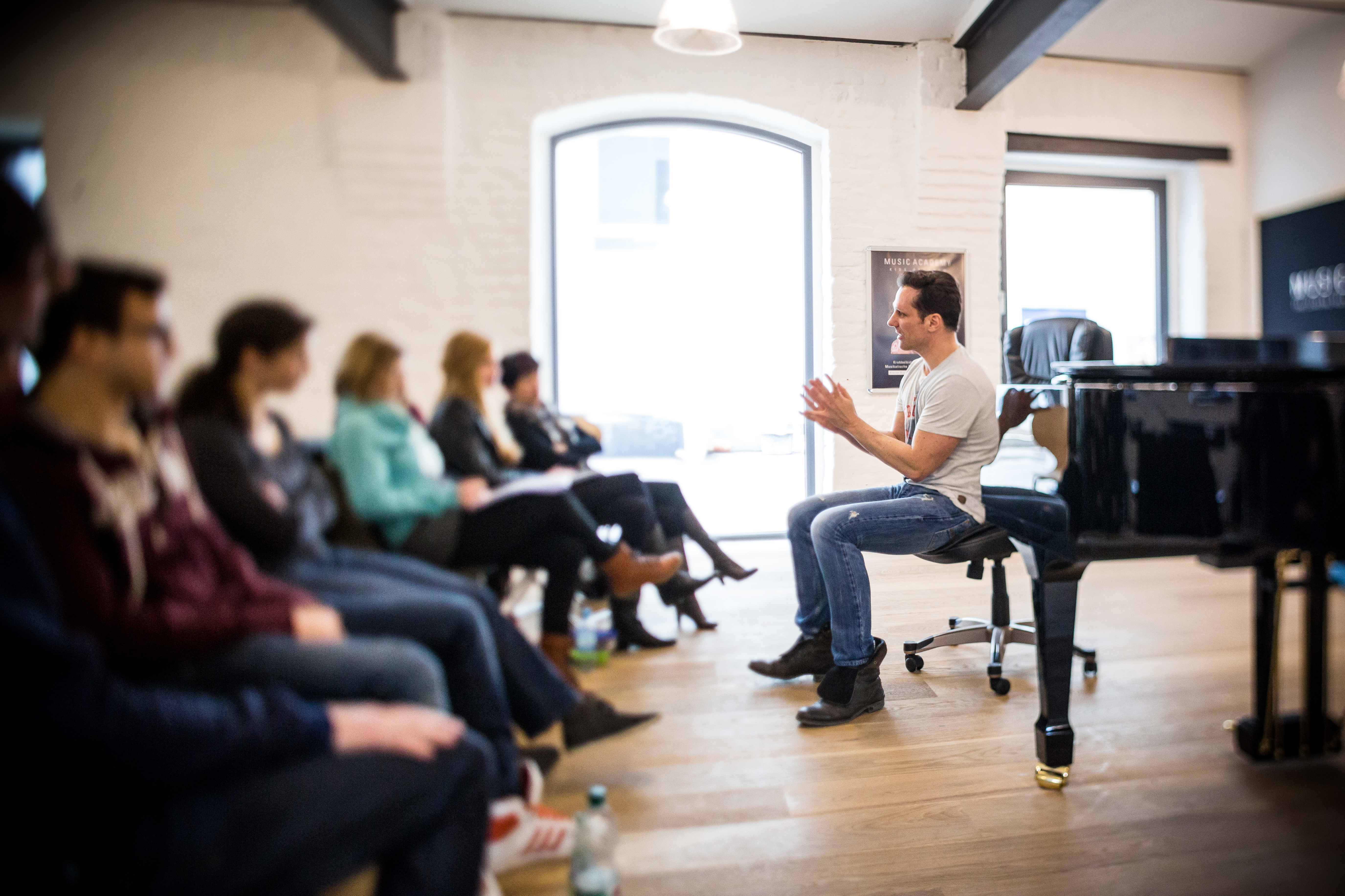 Mischa Züwerink erklärt der Gruppe die Stimmtechnik