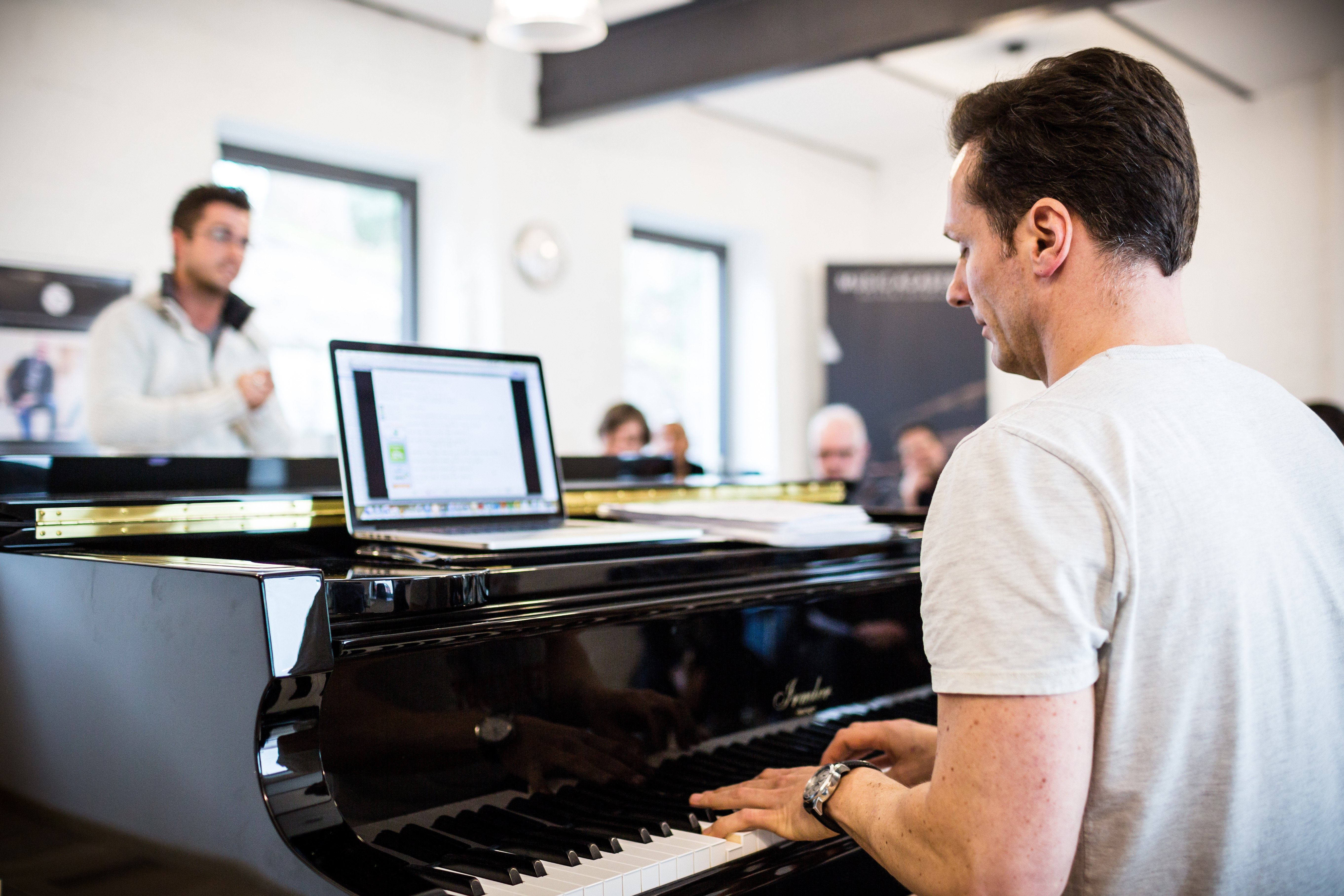 Mischa Züwerink am Klavier beim Vocalpower Workshop
