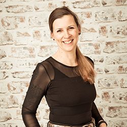 Musikerin strhlt in die Kamera