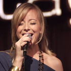 Sängerin singt leidenschaftlich am Mikro