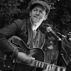Gitarrist spielt Gitarre und singt.