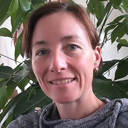 Musikerin schaut in die Kamera