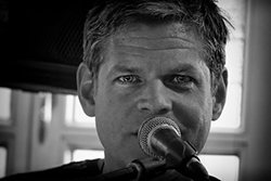 Sänger singt am Mikrofon