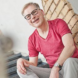 Sänger lächelt freundlich in die Kamera