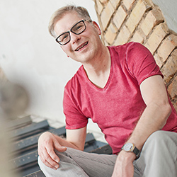 Sänger lächelt freundlich in die Kamera