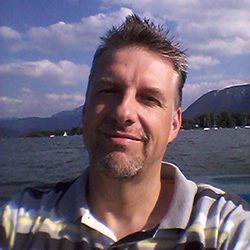 Musiker und Sänger lächelt