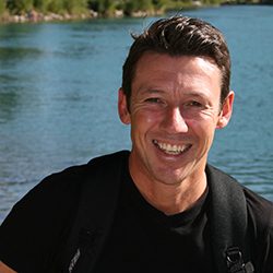 Sänger strahlt in die Kamera