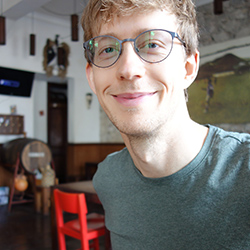 Sänger lacht übers ganze gesicht