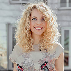 Musikerin lacht freundlich
