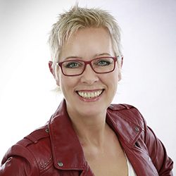 Sängerin lacht in die Kamera