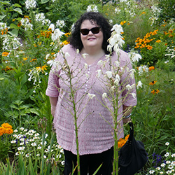 Sängerin im Blumenmeer