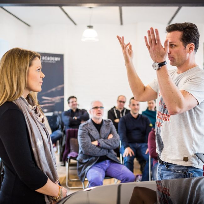 Vocal Coach Mischa Züwerink coached eine einzelne Teilnehmerin im Gesang