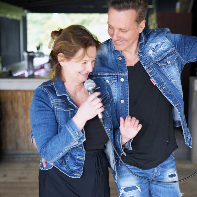 Vocal Coach Mischa Züwerink umarmt lachend eine Schülerin