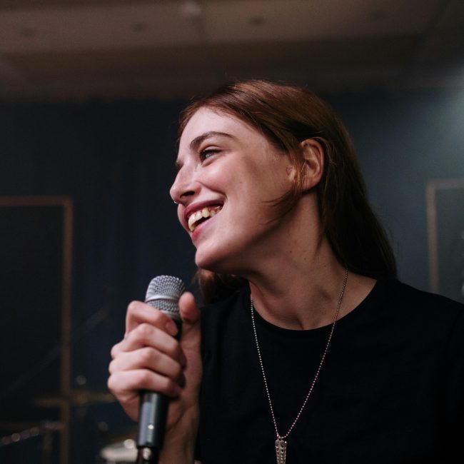 Eine Gesangsschülerin freut sich über Ihre Fortschritte